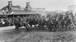 Szwadron 11 Pułku Ułanów Legionowych na defiladzie. Lata 30. XX w. Fot. NAC