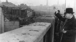 Winston Churchill pozdrawia mieszkańców Londynu, podczas inspekcji doków - 1940 r. Źródło: NAC
