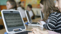 Uczniowie klasy III szkoły podstawowej z elektronicznymi podręcznikami. Fot. PAP/A. Grygiel