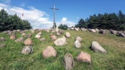 Pomnik w Gibach w formie głazowiska poświęcony pamięci ofiar obławy augustowskiej. Fot. PAP/J. Ochoński