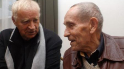 Tadeusz Konwicki i Janusz Głowacki w kawiarni Czytelnik. Warszawa, 18.05.05. Fot. PAP/A. Rybczyński