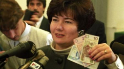 Prezez NBP Hanna Gronkiewicz-Waltz, prezentuje nowe banknoty. Warszawa, 1995.05.11. Fot. PAP/P. Kopczyński  