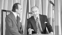 Wiesław Michnikowski i Edward Dziewoński w kabarecie Dudek. Fot. PAP/CAF/W. Rozmysłowicz