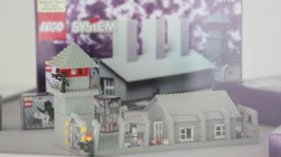 Praca Zbigniewa Libery "Lego. Obóz koncentracyjny" z 1996 r. Fot. PAP/L. Szymański