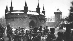 Żołnierze sowieccy przed krakowskim Barbakanem. Styczeń 1945 r. Fot. PAP/CAF/Reprodukcja
