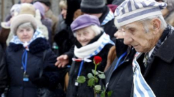 B.więźniowie podczas uroczystości rocznicowych w Auschwitz. fot. PAP/A. Grygiel