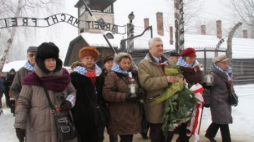 Byli więźniowie KL Auschwitz podczas obchodów 68. rocznicy wyzwolenia obozu. Fot. PAP/J. Bednarczyk 