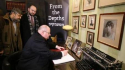 Minister Eric Pickles (siedzi) podczas zwiedzania willi Żabińskich na terenie warszawskiego ZOO. Fot. PAP/P. Supernak