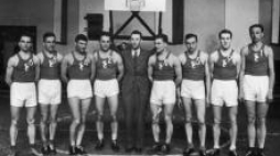 Drużyna koszykarzy z Warszawy na turnieju czterech miast - Bohdan Bartosiewicz z nr 5. Kraków, kwiecień 1939 r. Fot. NAC