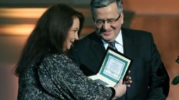 Prezydent Bronisław Komorowski wręcza medal „Zasłużony Dla Polszczyzny” aktorce Annie Dymnej. Fot. PAP/T. Gzell
