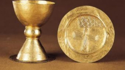 Kielich i patena z 1 poł. XI w., z opactwa w Tyńcu. Fot. PAP/W. Kryński