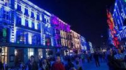 Artystyczne iluminacje kamienic w Łodzi w ramach Festiwalu Kinetycznej Sztuki Światła. Fot. PAP/G. Michałowski