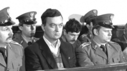 Tzw. proces toruński. Nz. kpt. Grzegorz Piotrowski (L), za nim por. Waldemar Chmielewski. Fot. PAP/CAF/D. Kwiatkowski