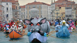 Canal Grande podczas karnawału. Fot. PAP/EPA