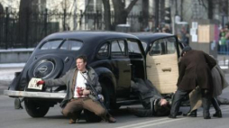 Inscenizacja zamachu na Franza Kutscherę w Alejach Ujzadowskich w Warszawie. Fot. PAP/B. Zborowski