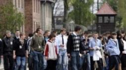 Nauczyciele i uczniowie na terenie b. obozu Auschwitz. Fot. PAP/A. Grygiel