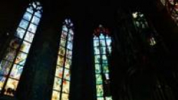 Witraże St. Wyspiańskiego otaczające ołtarz w prezbiterium bazyliki franciszkanów w Krakowie. Fot. PAP/J. Bednarczyk