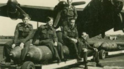 Czesław Blicharski (drugi od prawej) w 1946 r. Źródło: Muzeum Historii Polski