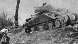 Czołg uczestniczacy w walkach o Monte Cassino. Fot.PAP/CAF/Szumański