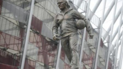 Pomnik Trenera Tysiąclecia - Kazimierza Górskiego przy Stadionie Narodowym w Warszawie. Fot. PAP/B. Zborowski