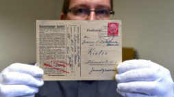 Karta pocztowa wysłana przez Tadeusza Łukasiewicza z KL AUschwitz. FOt. PAP/J. Bednarczyk 