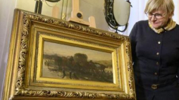 Dyrektor MN w Warszawie Agnieszka Morawińska odbiera obraz "Powrót z jarmarku" Józefa Brandta. Fot. PAP/P. Supernak 