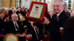 Płk Stanisław Oleksiak podczas obchodów 25-lecia Światowego Związku Żołnierzy Armii Krajowej. Fot. PAP/J. Kamiński