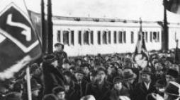 Wycieczka Polaków z pogranicza niemieckiego w Poznaniu. Z lewej sztandar ze znakiem Rodła. 1936 r. Fot. NAC