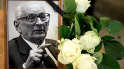 Portret prof. Władysława Bartoszewskiego obok księgi kondolencyjnej wyłożonej we Wrocławiu Fot.PAP/M. Kulczyński