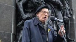 Władysław Bartoszewski przed Pomnikiem Bohaterów Getta w Warszawie. Fot. PAP/J. Kamiński