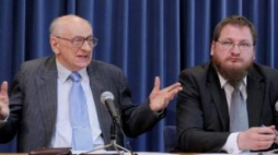Władysław Bartoszewski (L) i Piotr M.A. Cywiński (P). Fot. PAP/P. Supernak