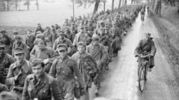 Kolumna niemieckich wojsk eskortowana przez polskich żołnierzy opuszcza Berlin po kapitulacji. Fot. PAP/CAF/Polpress