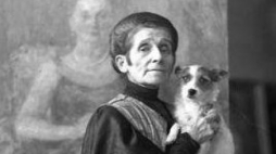 Olga Boznańska na tle jednego ze swych obrazów. Źródło: NAC