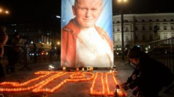 Czuwanie modlitewne na pl. Piłsudskiego w Warszawie w 10. rocznicę śmierci papieża Jana Pawła II. Fot. PAP/B. Zborowski