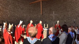 Msza św. w Kaplicy Śmiertelnego Lęku Chrystusa na terenie byłego obozu Dachau. Fot. PAP/EPA