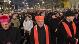 Kard. Kazimierz Nycz (w środku) podczas Drogi Krzyżowej w Warszawie. PAP/M. Obara