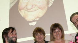 E. Ficowska (2. od lewej) podczas wręczenia B. Maliszkiewicz (obok) Nagrody im. Ireny Sendlerowej. Fot. PAP/G.Jakubowski