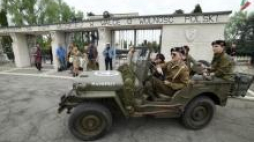 Członkowie grup rekonstrukcyjnych, podczas obchodów 70. rocznicy wyzwolenia Bolonii fot.PAP/Radek Pietruszka