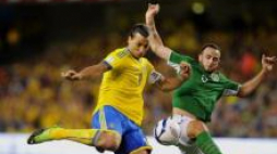 Kapitan reprezentacji Szwecji Zlatan Ibrahimovic (żółta koszulka) podczas meczu z Irlandią. 06.09.2013. Fot. PAP/EPA