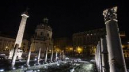 Iluminacja słynnej rzymskiej alei Fori Imperiali. Fot. PAP/EPA