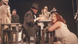 Scena spektaklu „Nigdy tu już nie powrócę”. Fot. PAP/J. Ochoński
