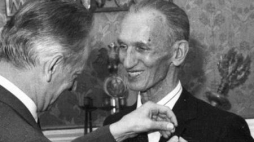 Jan Karskiemu z uniwersytecką odznaką UW. 1991 r. Fot. PAP/I. Radkiewicz