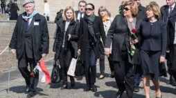 Anna Komorowska i Daniela Schadt na podczas uroczystości na terenie byłego obozu Ravensbrueck. Fot. PAP/EPA