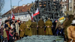 Ulicami Warszawy przeszedł VIII Katyński Marsz Cieni. Fot. PAP/J. Kamiński