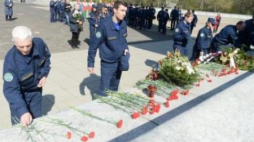 Uczestnicy rajdu „Drogami Chwały” na Cmentarzu - Mauzoleum Żołnierzy Radzieckich w Warszawie. Fot. PAP/B. Zborowski