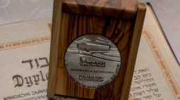 Medal Sprawiedliwy wśród Narodów Świata. Fot. PAP/M. Kulczyński