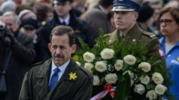 Ambasador USA w RP Stephen D. Mull przed Pomnikiem Bohaterów Getta w Warszawie. Fot. PAP/J. Kamiński