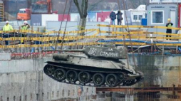 Jeden z eksponatów - sowiecki czołg T-34/85 - umieszczany w podziemiu Muzeum II Wojny Światowej. Fot. PAP/A. Warżawa