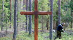 Poszukiwania szczątków ofiar w lesie w Piaśnicy. Fot. PAP/A. Warżawa