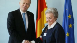 Ambasador Rolf Nikel wręcza odznaczenie Hannie Stadnik. 16.04.2015. Fot. PAP/P. Supernak